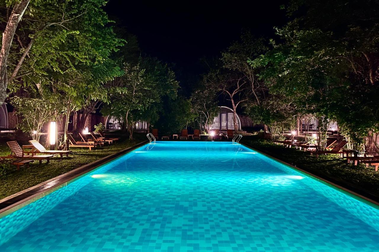 Nivadoo Resort Сигирия Екстериор снимка The swimming pool at the hotel