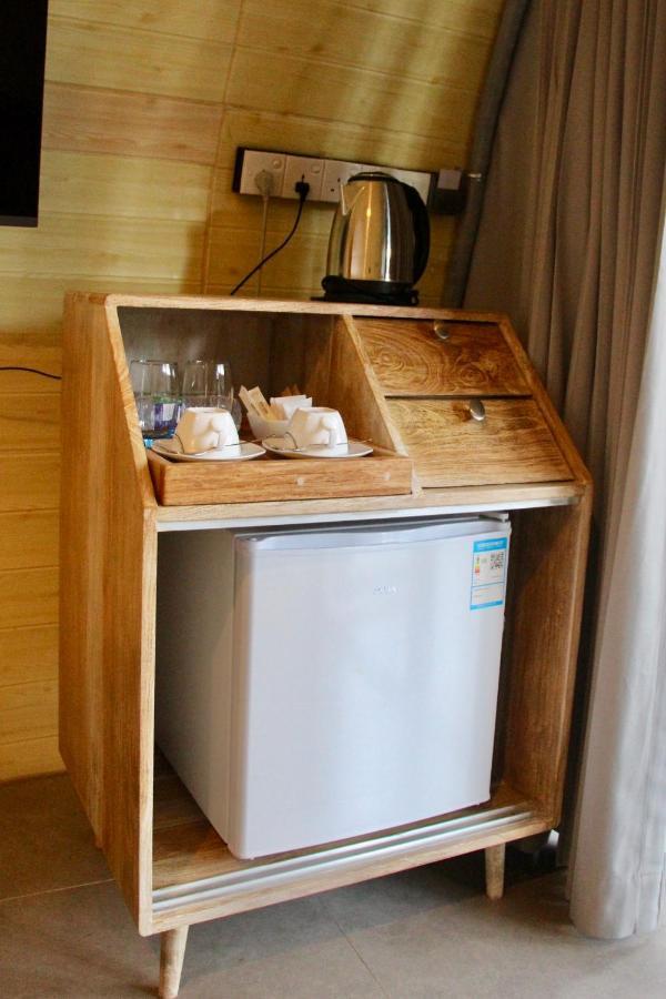 Nivadoo Resort Сигирия Екстериор снимка A small refrigerator in a hotel room