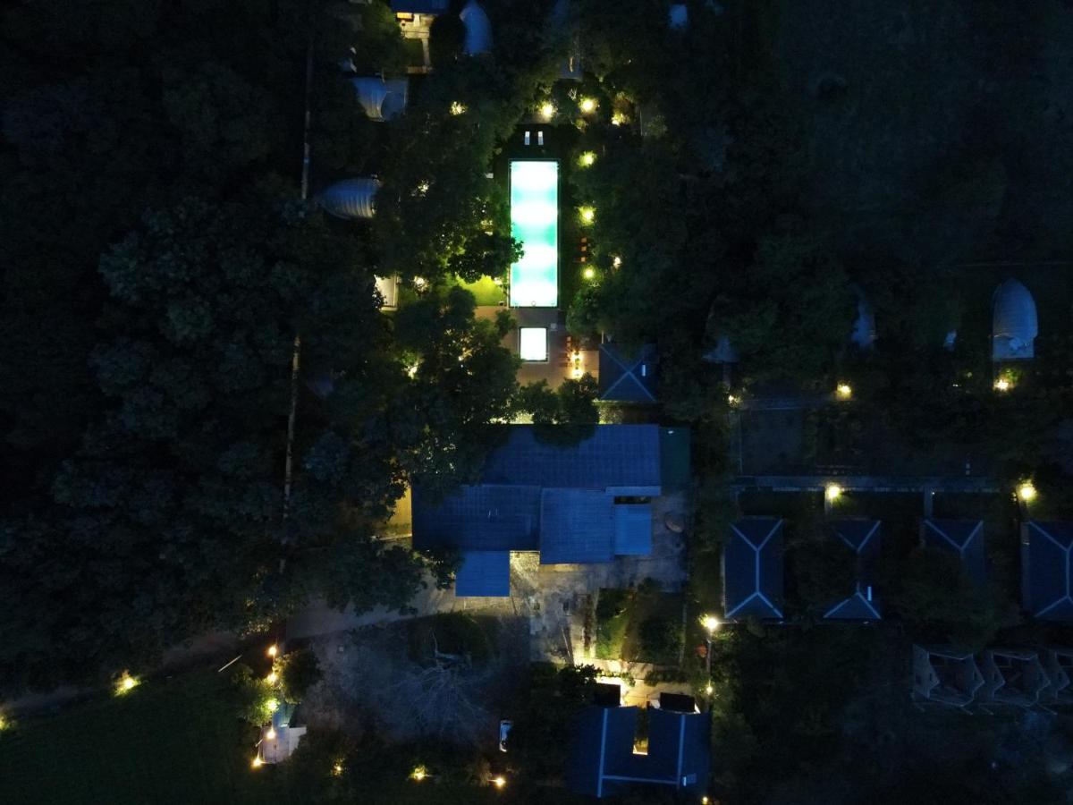 Nivadoo Resort Сигирия Екстериор снимка Aerial view of the house at night