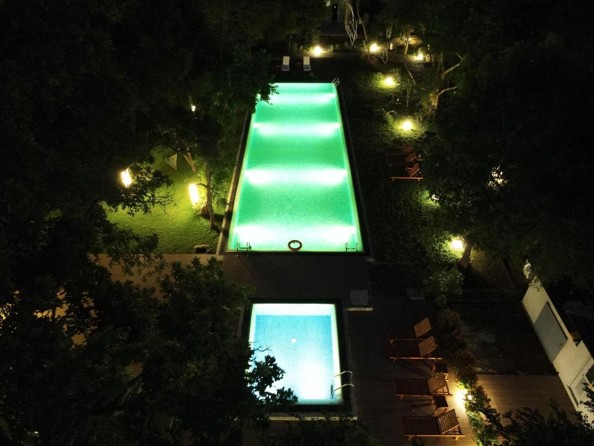 Nivadoo Resort Сигирия Екстериор снимка The swimming pool at night
