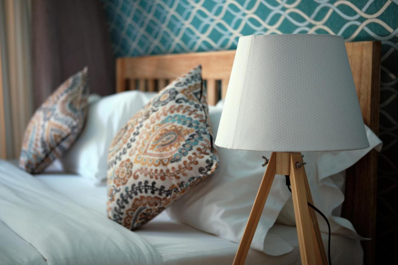 Nivadoo Resort Сигирия Екстериор снимка A tripod table lamp