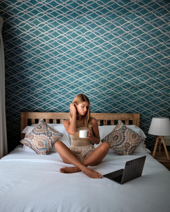 Nivadoo Resort Сигирия Екстериор снимка A woman sitting on a bed