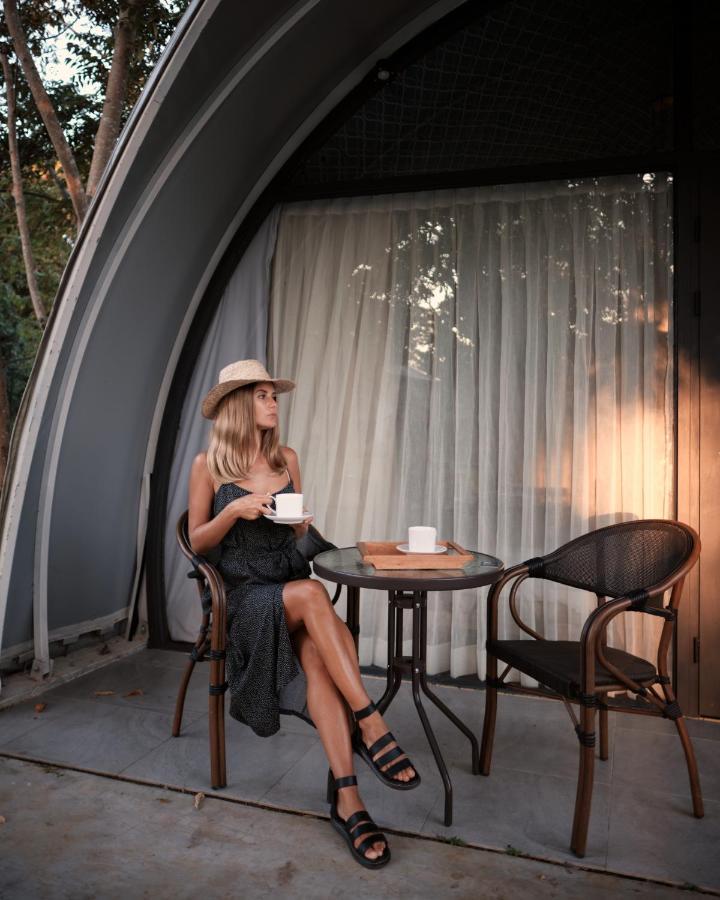 Nivadoo Resort Сигирия Екстериор снимка A woman drinking coffee