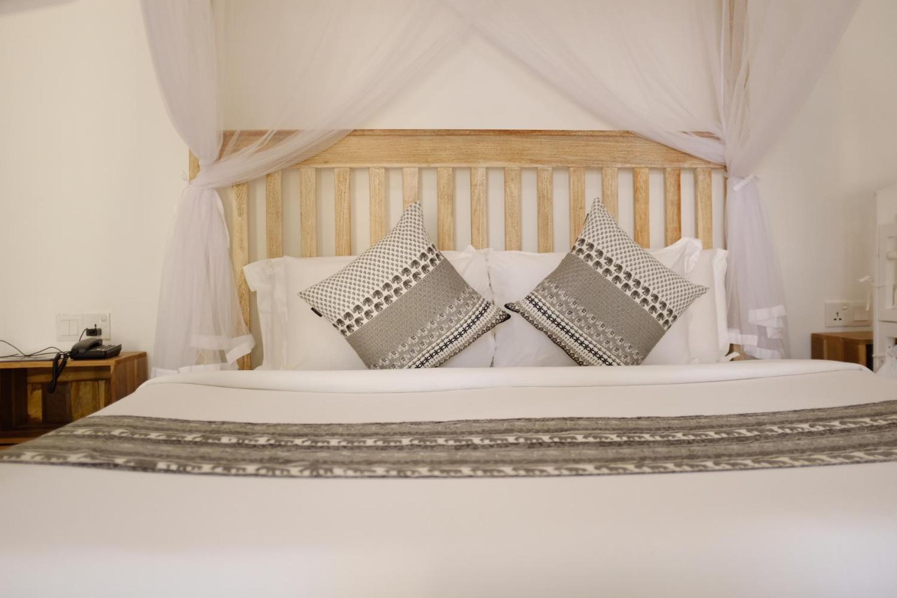 Nivadoo Resort Сигирия Стая снимка A bed with a mosquito net