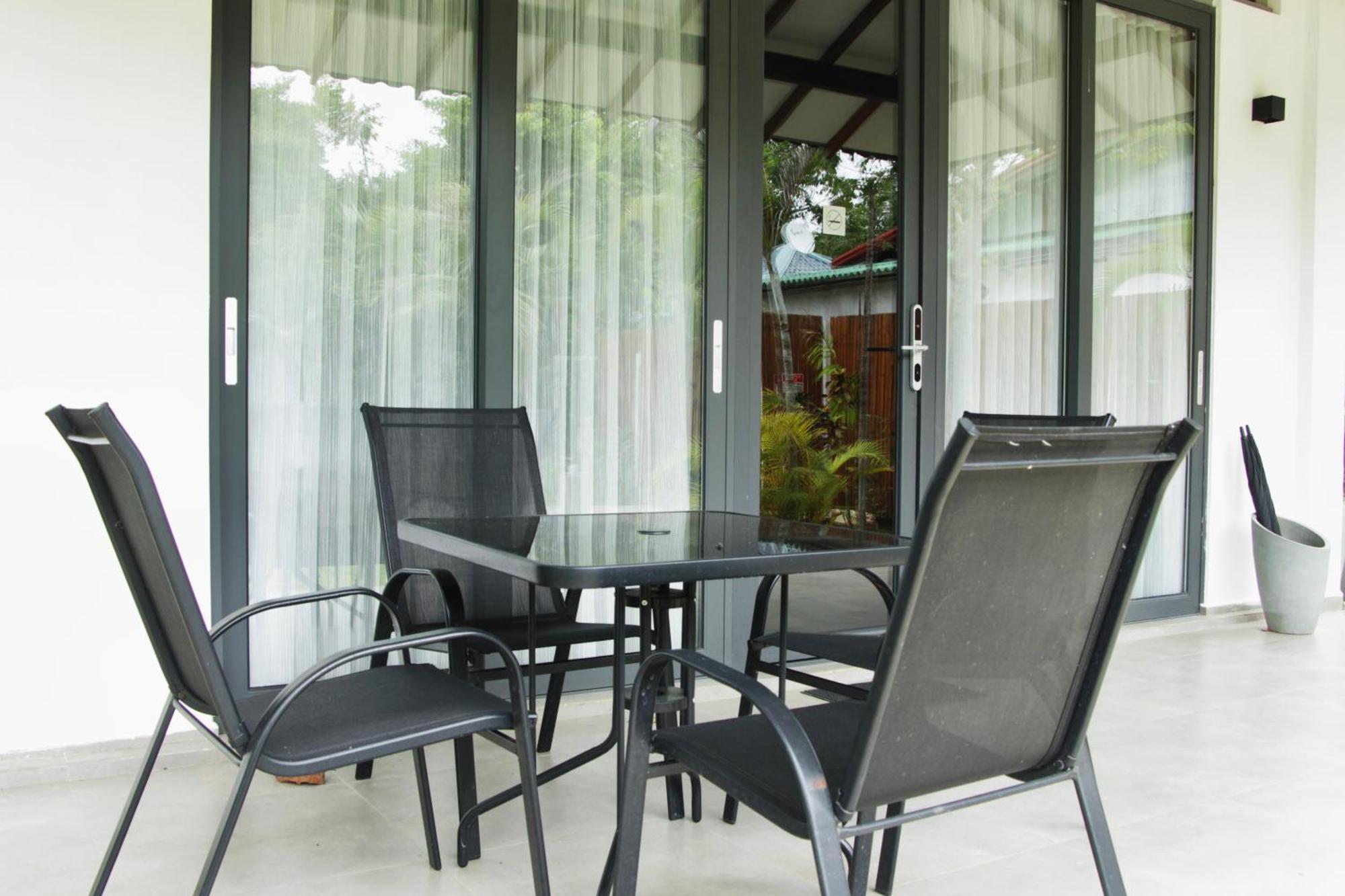 Nivadoo Resort Сигирия Стая снимка A set of patio furniture