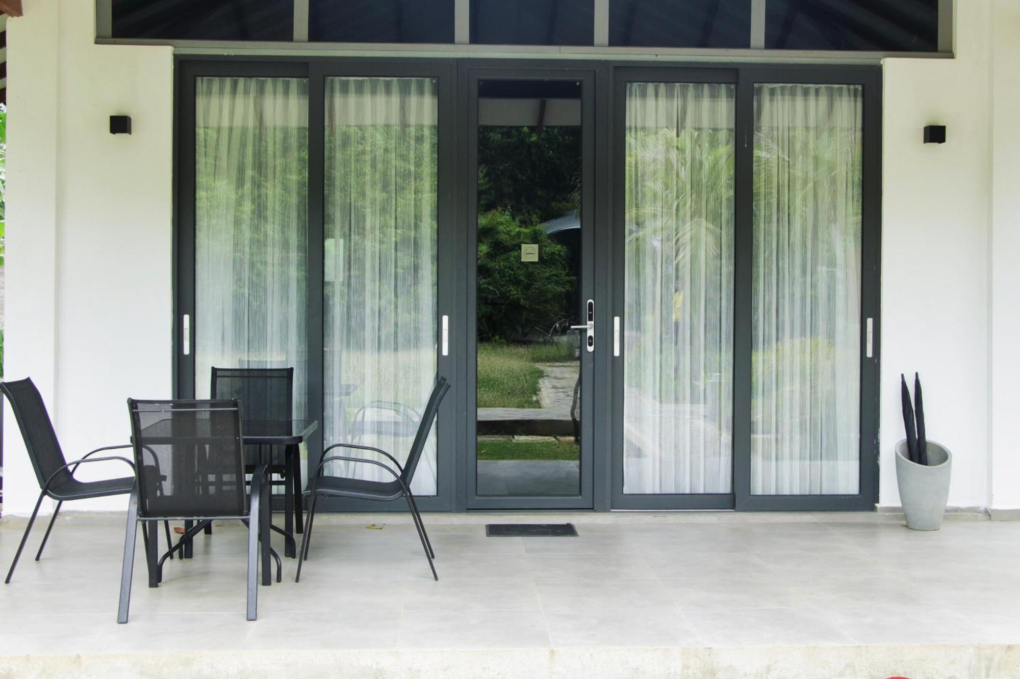 Nivadoo Resort Сигирия Стая снимка A set of sliding doors